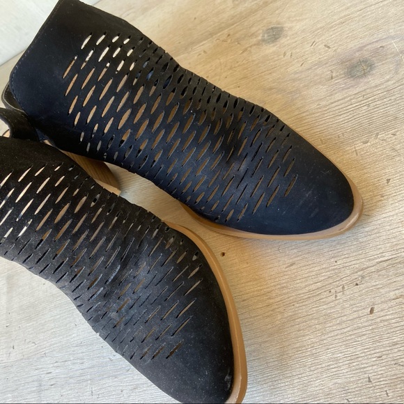 Black perforated stacked heel buckle bootie shoes - Picture 5 of 7